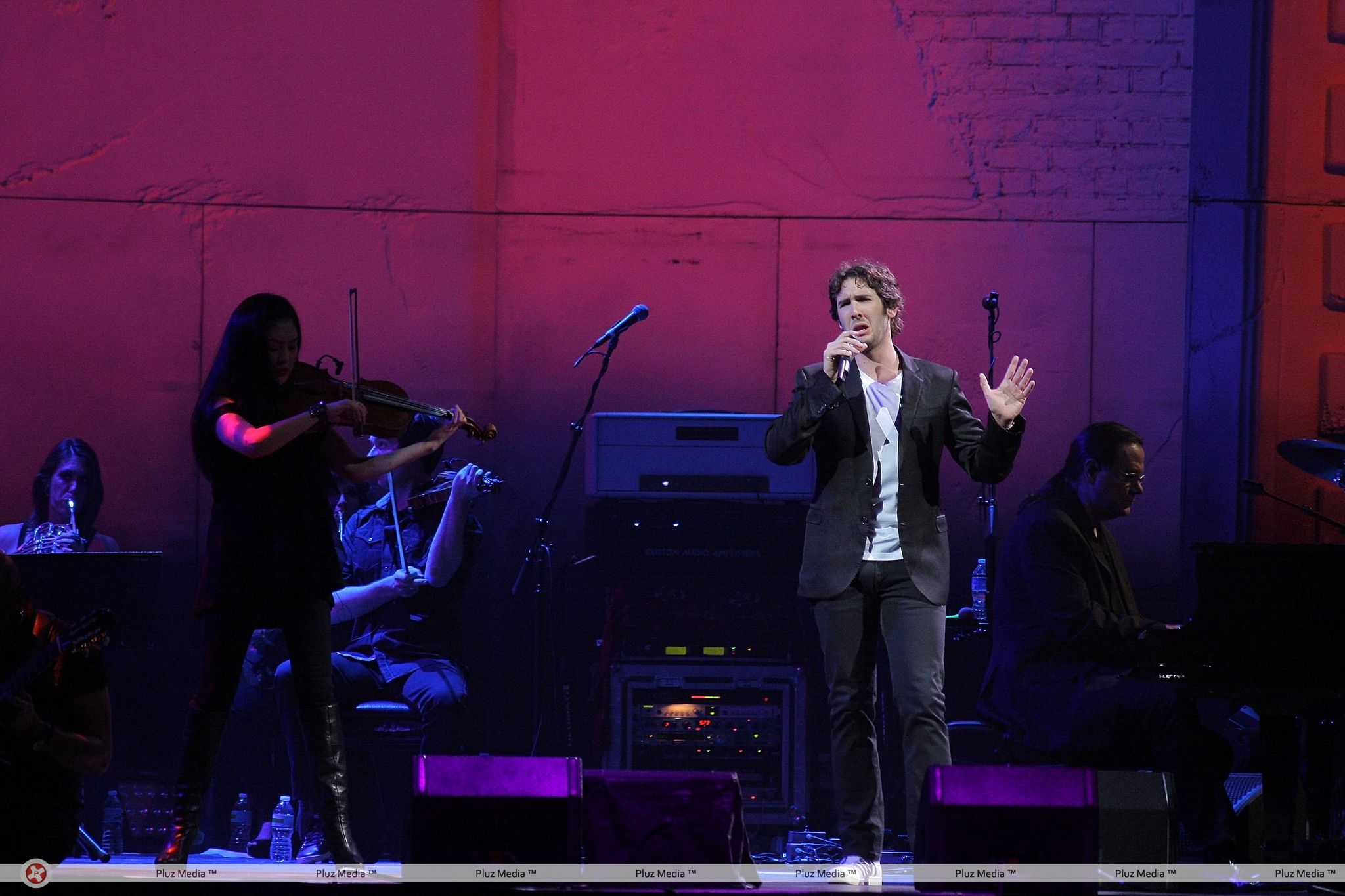 Josh Groban performs at the Bank Atlantic Center | Picture 111506